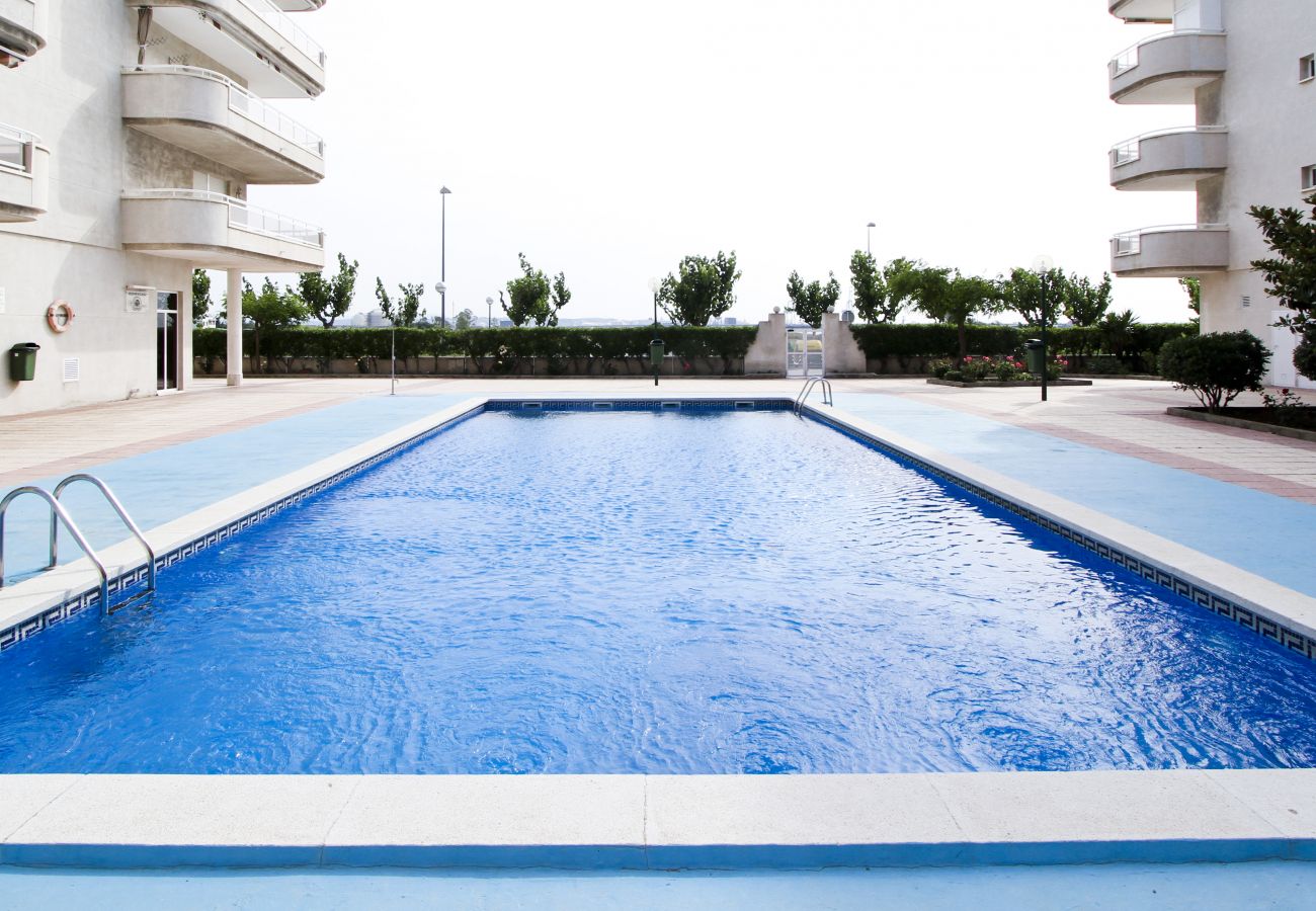 Alquiler piso para vacaciones en La Pineda. Piscina Comunitaria MARPINEDA