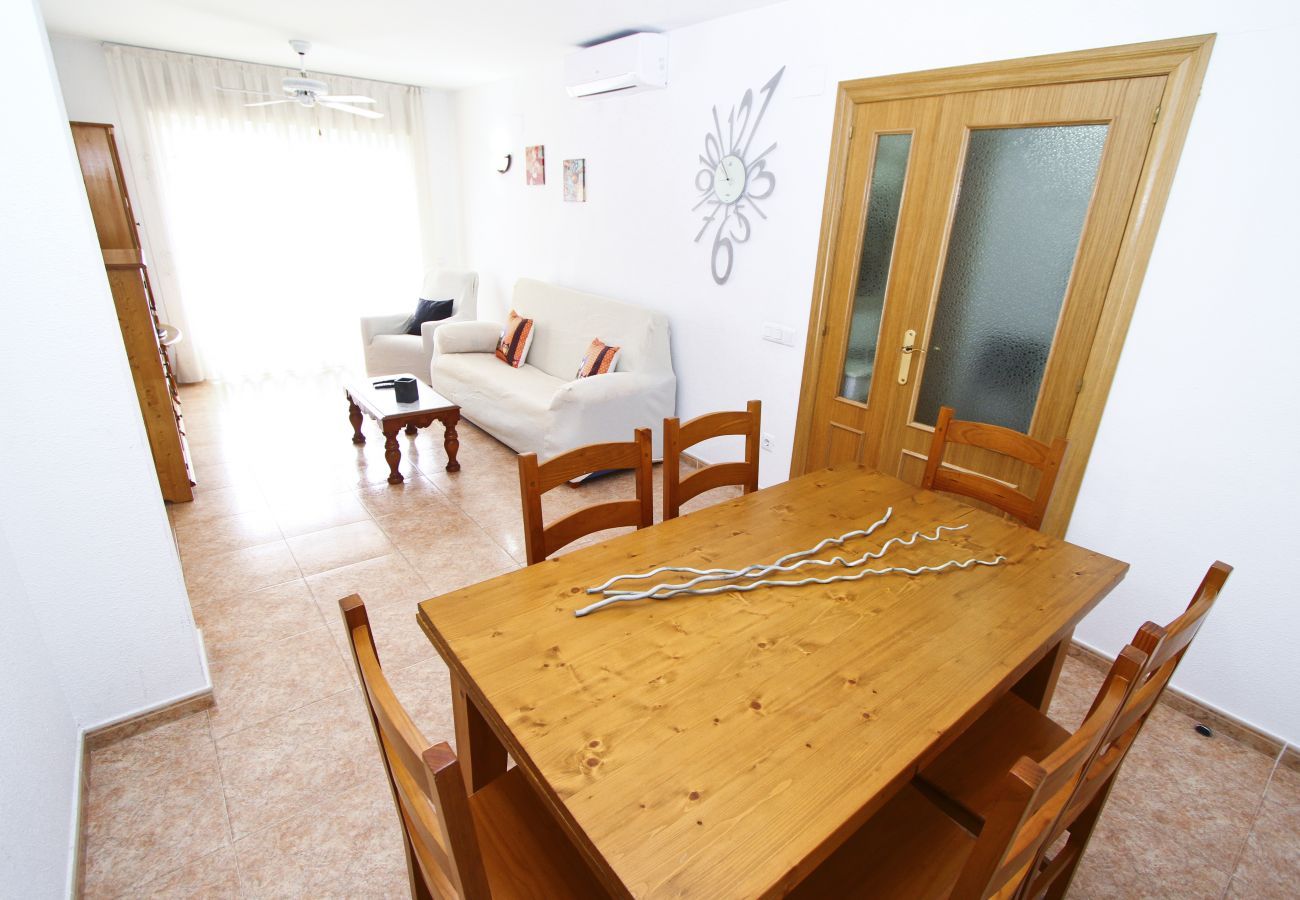 Alquiler apartamento en La Pineda con piscina. Comedor RISCOS