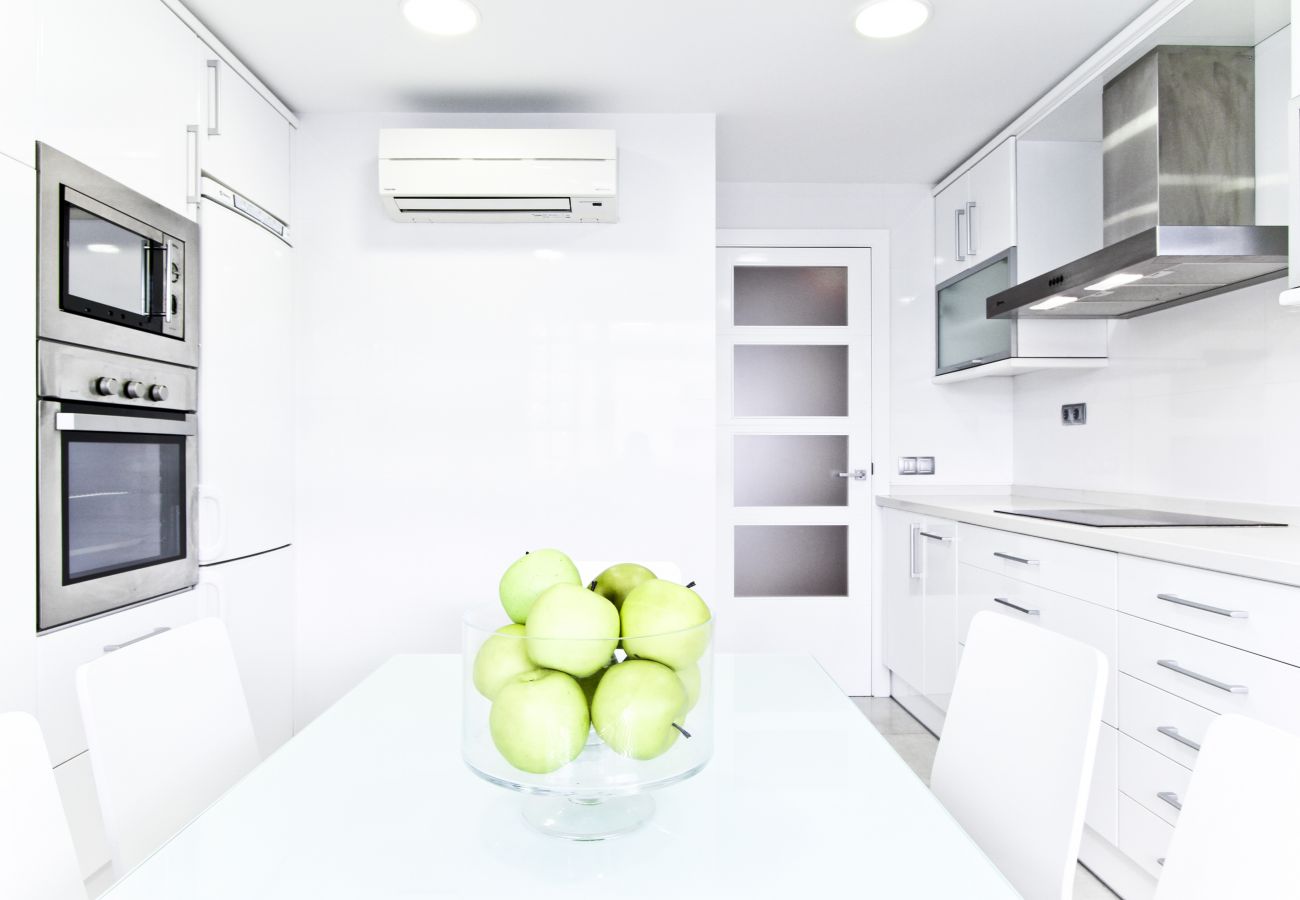 Alquiler apartamento alto standing Salou. Cocina Diseño M. ANAGABU