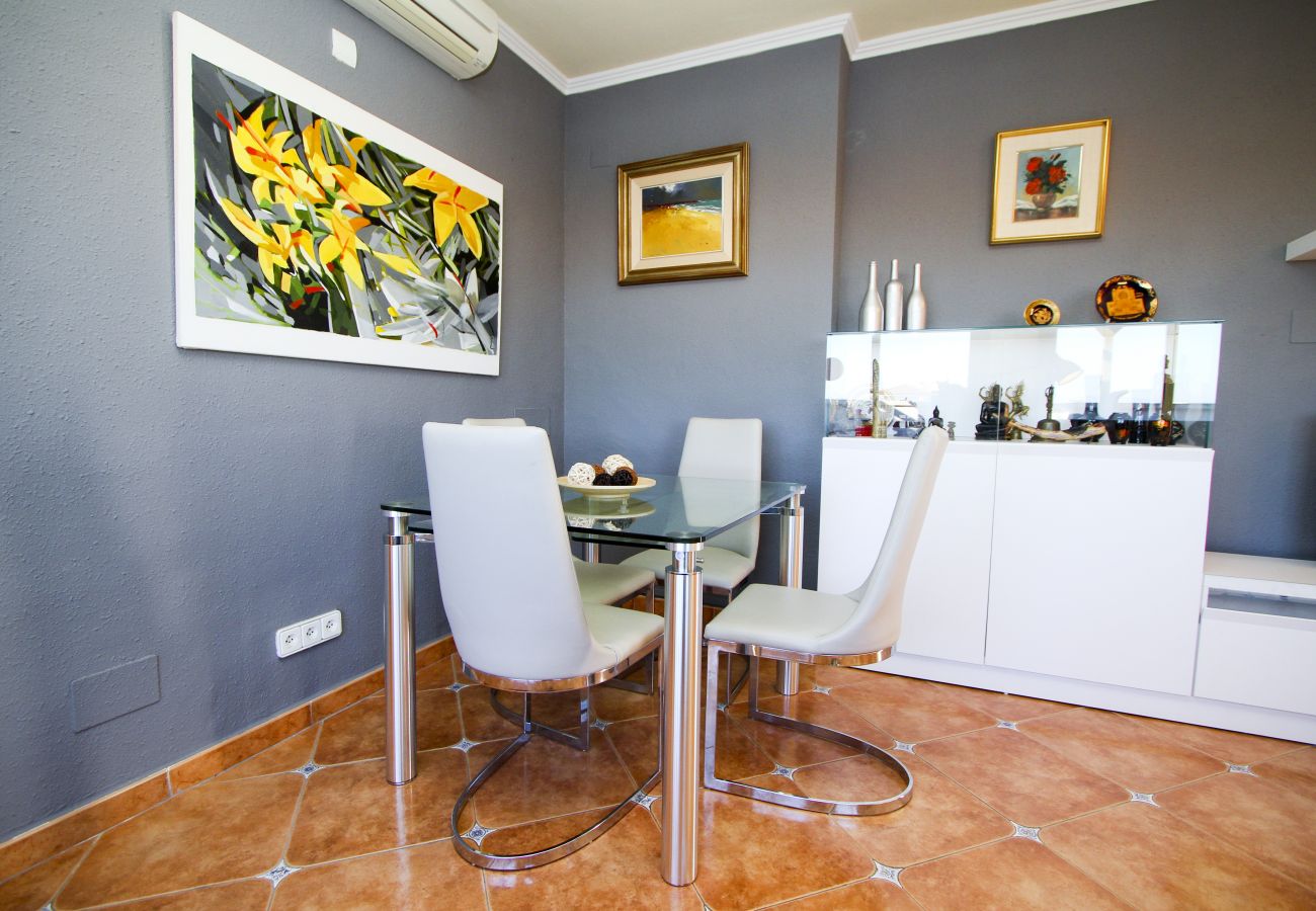 atico la pineda con terraza privada. Comedor mesa NEIA