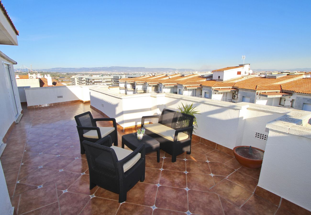 atico la pineda con terraza privada. Terraza grande NEIA