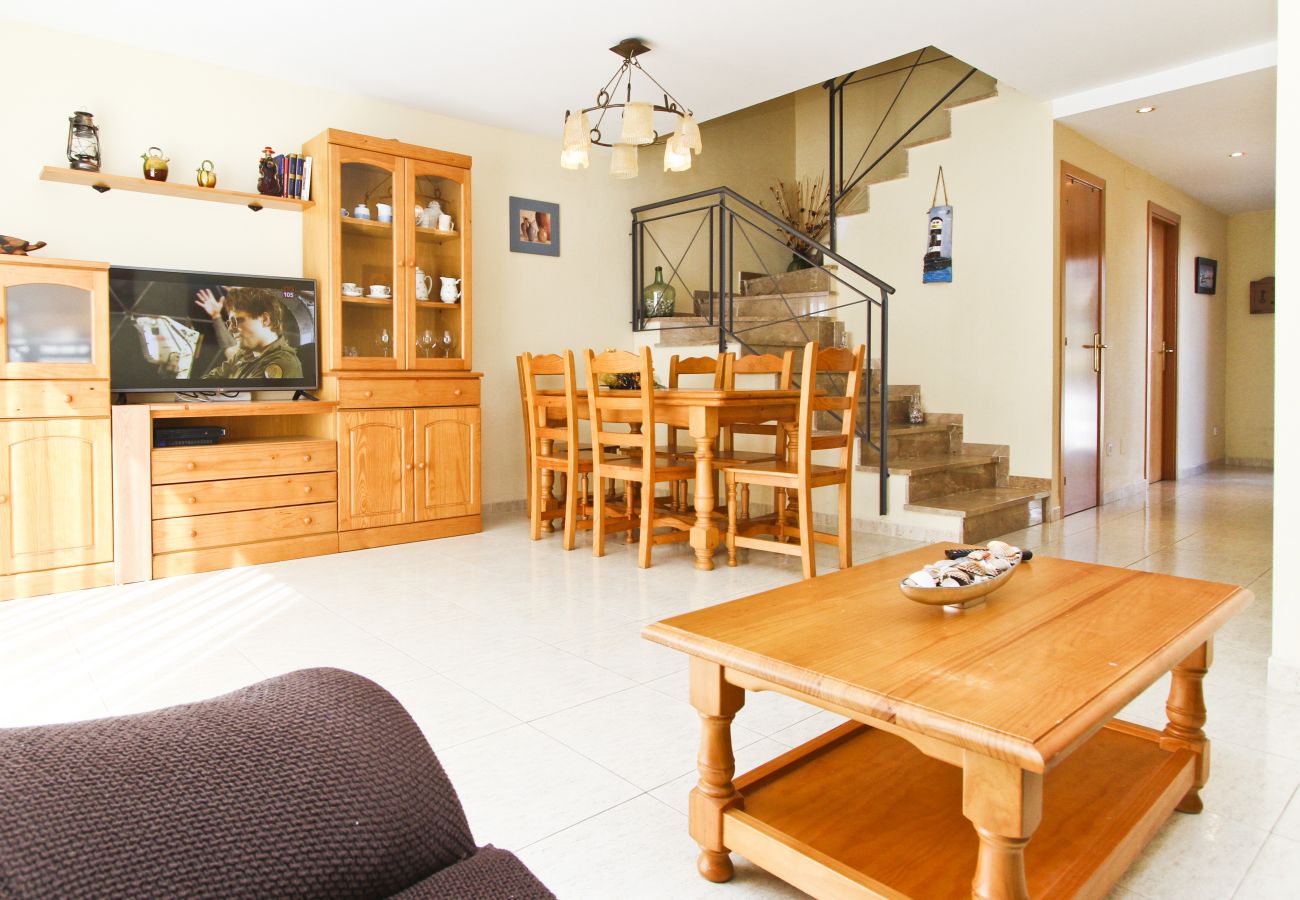 Alquiler de piso vacacional cerca del mar Cambrils. Comedor OLIVERS