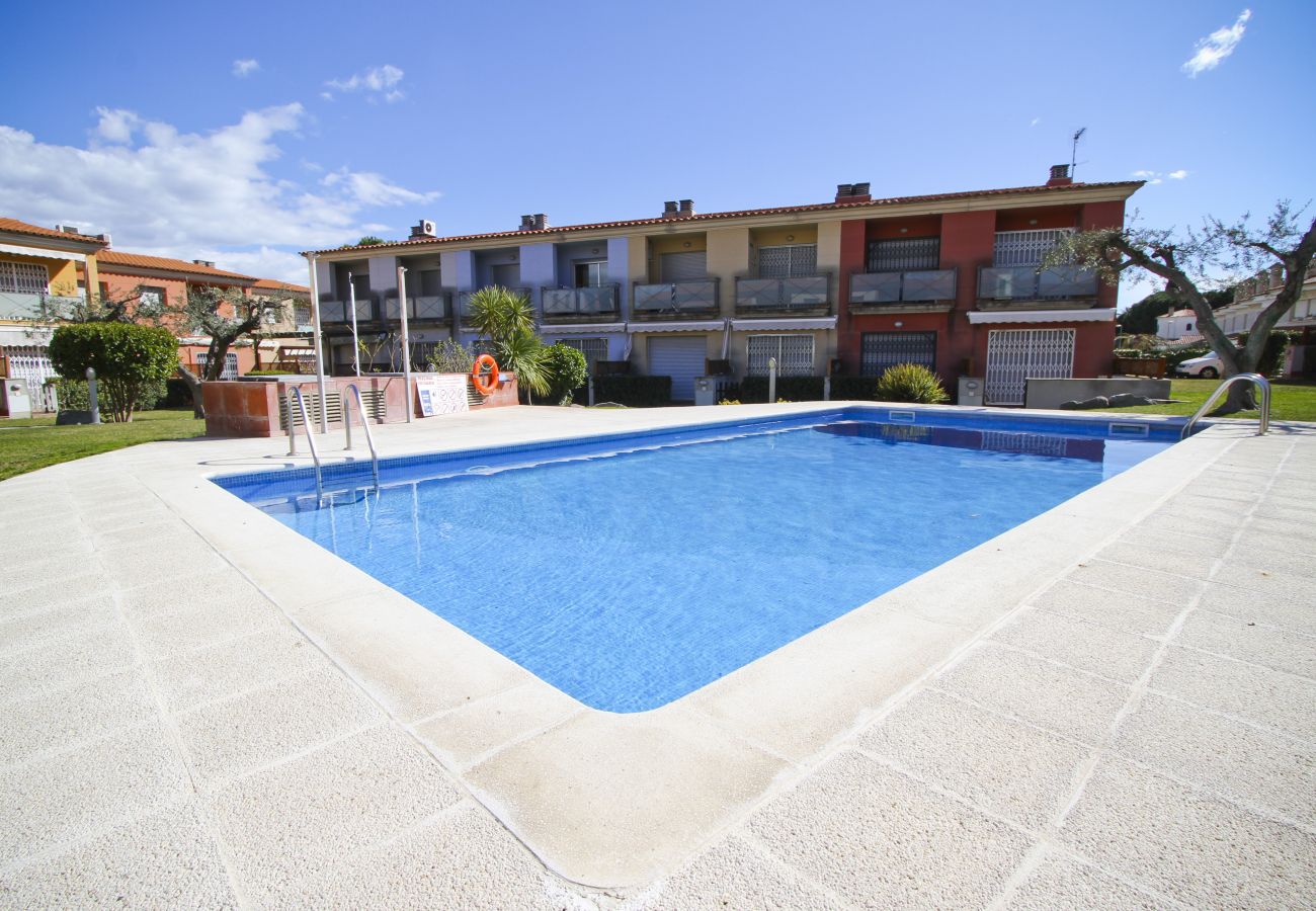 Alquiler piso vacacional cerca del mar Cambrils. Gran Piscina OLIVERS