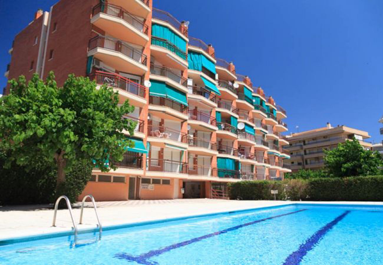 Ático en La Pineda con gran terraza y piscina. Piscina TECAVI