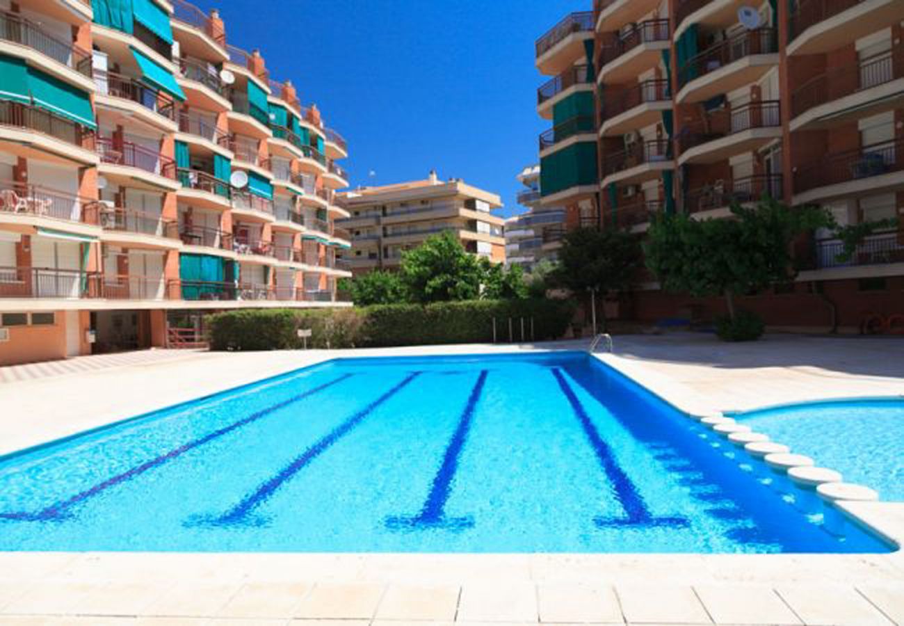 Ático en La Pineda con gran terraza y piscina. Gran Piscina TECAVI