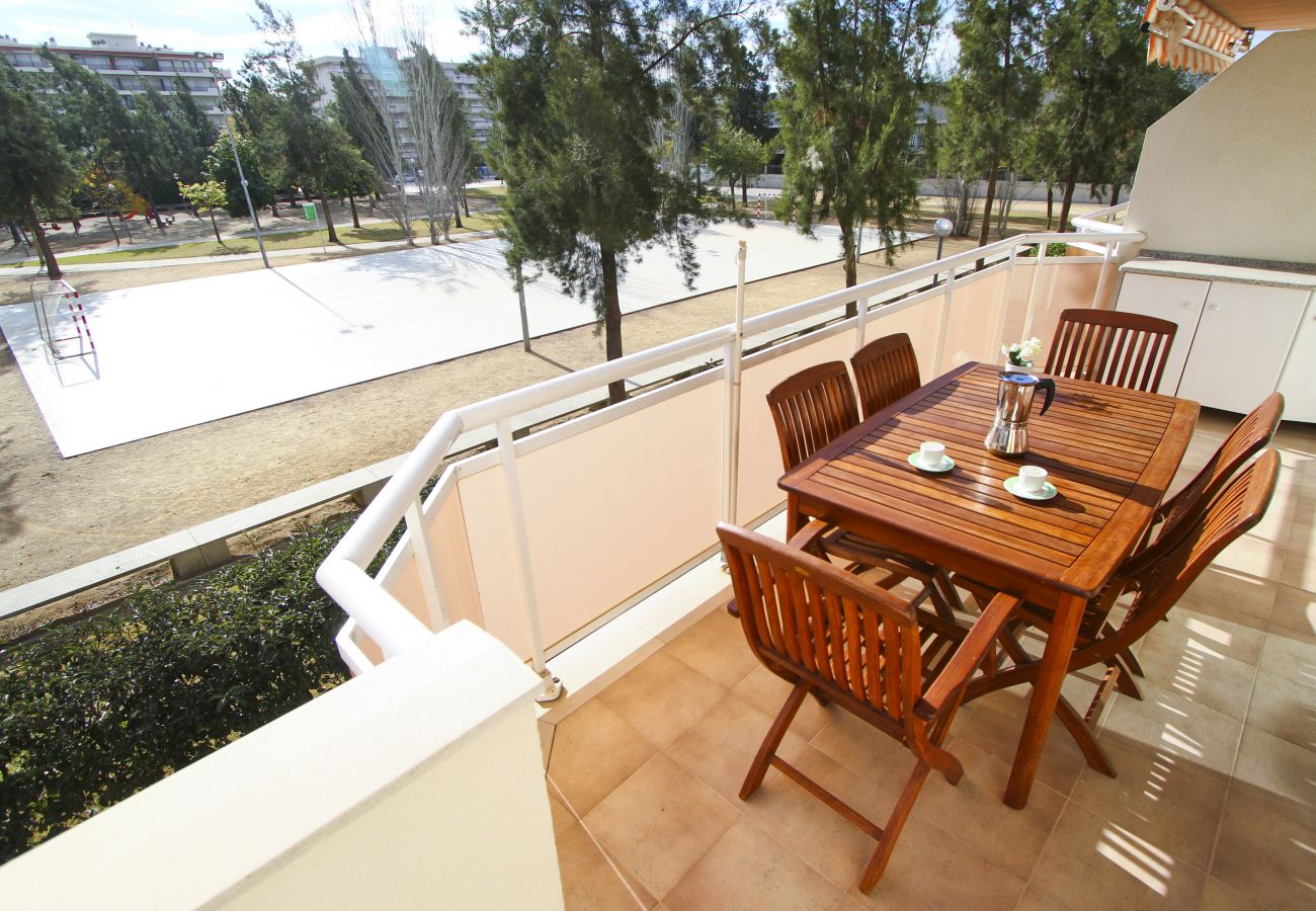 Alquiler apartamento en La Pineda con piscina. Balcón RISCOS