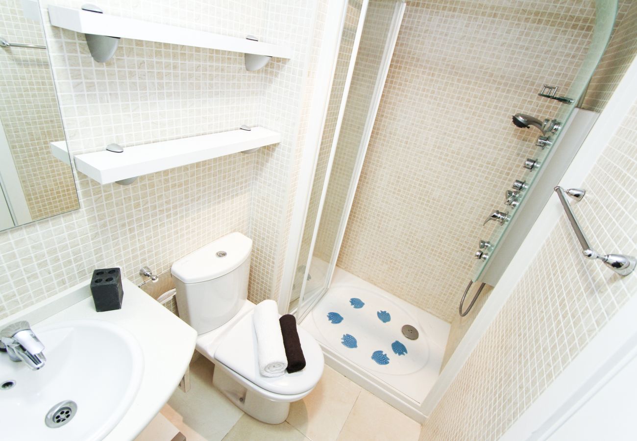 Alquiler apartamento de lujo Salou. Lavabo J.TRAMONTA