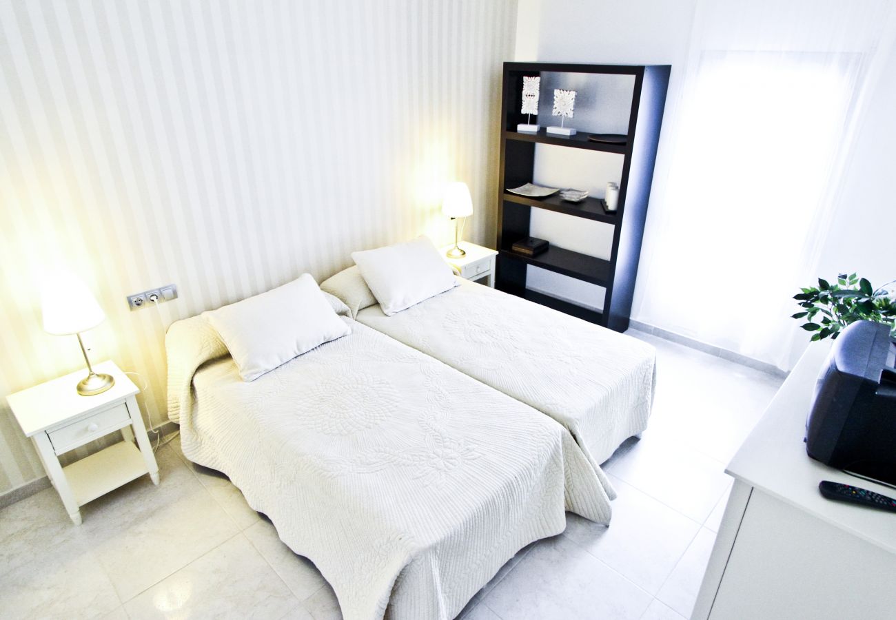 Alquiler apartamento alto standing Salou. Dormitorio M. ANAGABU