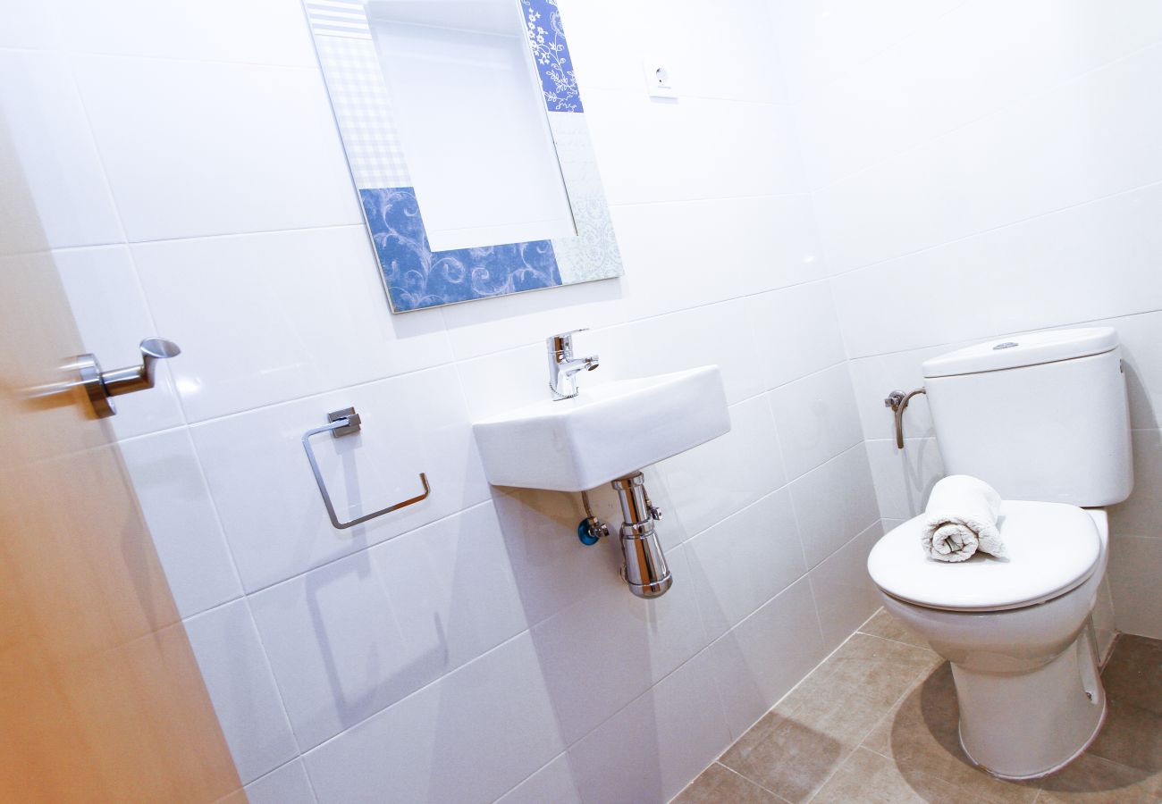 Apartamento de vacaciones en playa Salou. Lavabo ONDINA