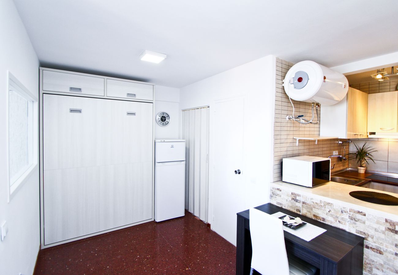 Alquiler decorado apartamento Salou para 4 personas. Recibidor TORRASSA