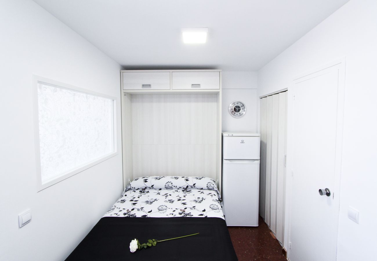 Alquiler decorado apartamento Salou para 4 personas. Cama TORRASSA