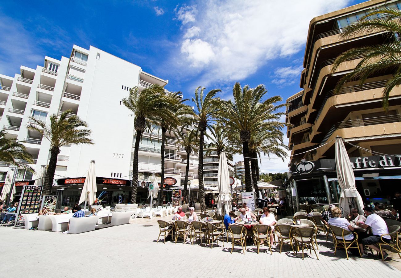 Alquiler dúplex vacaciones en Salou cerca playa. Terraza RUBENS