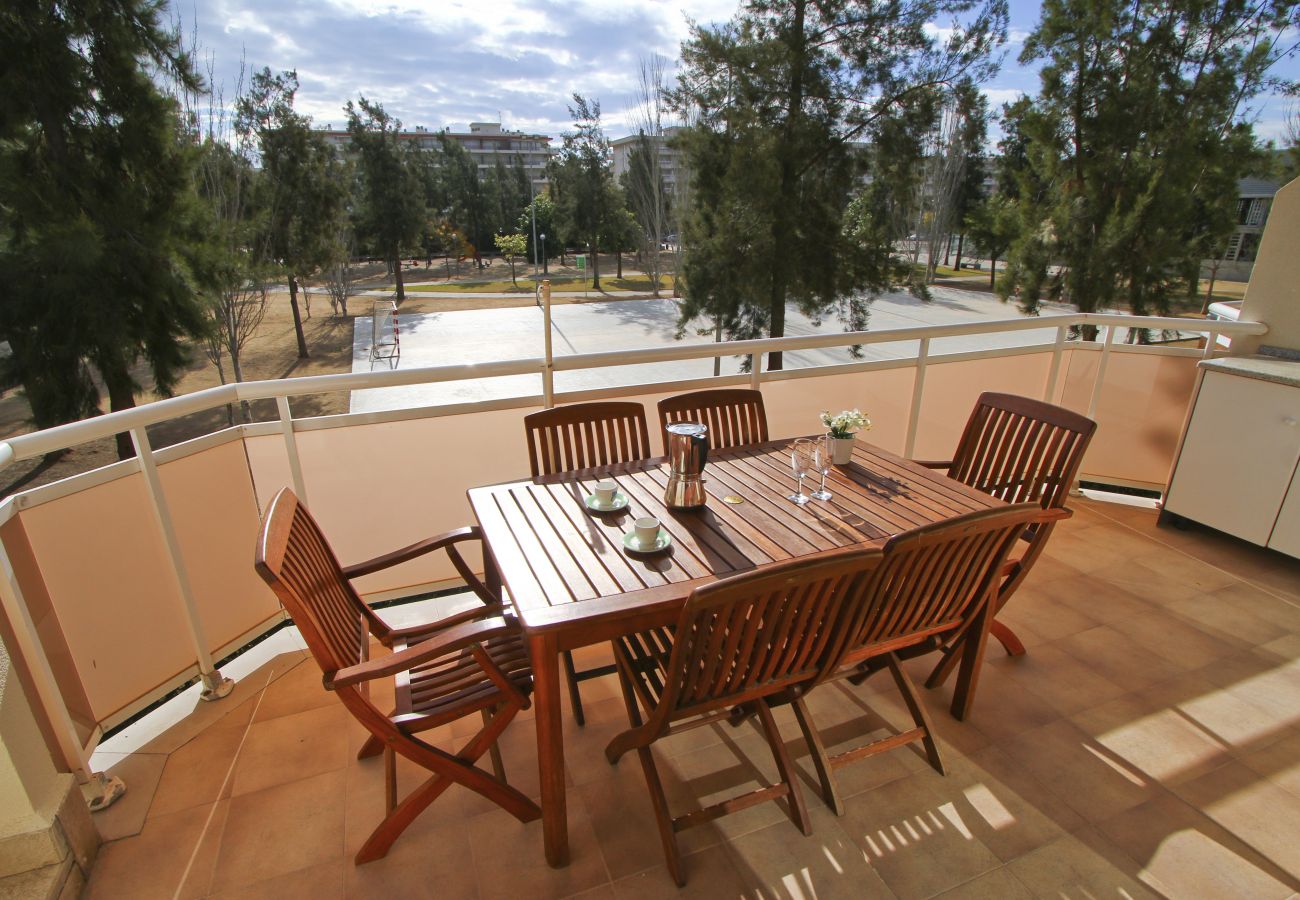 Alquiler apartamento en La Pineda con piscina. Terraza RISCOS