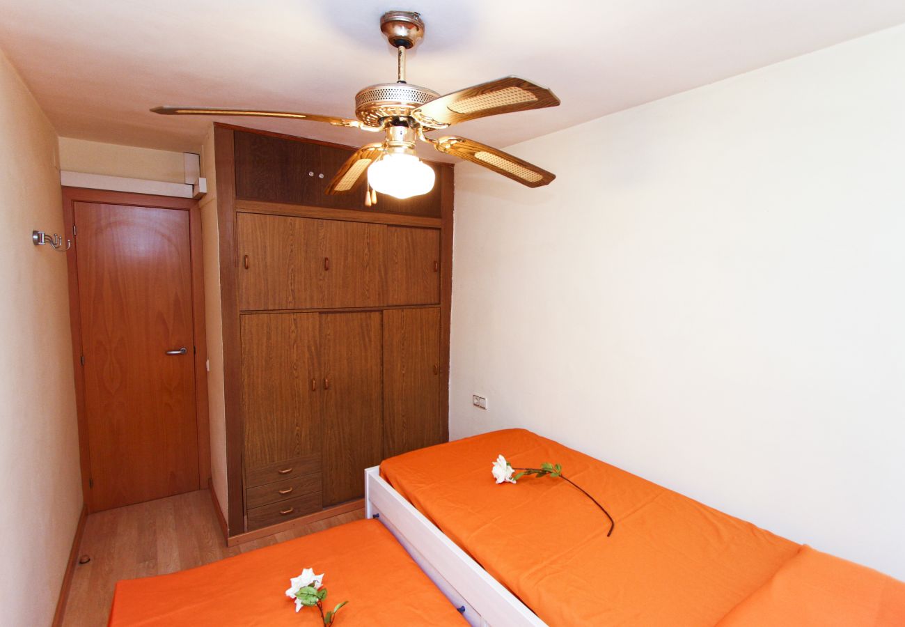 Alquiler apartamento vistas Cala Crancs Salou. Dormitorio MORISCAS