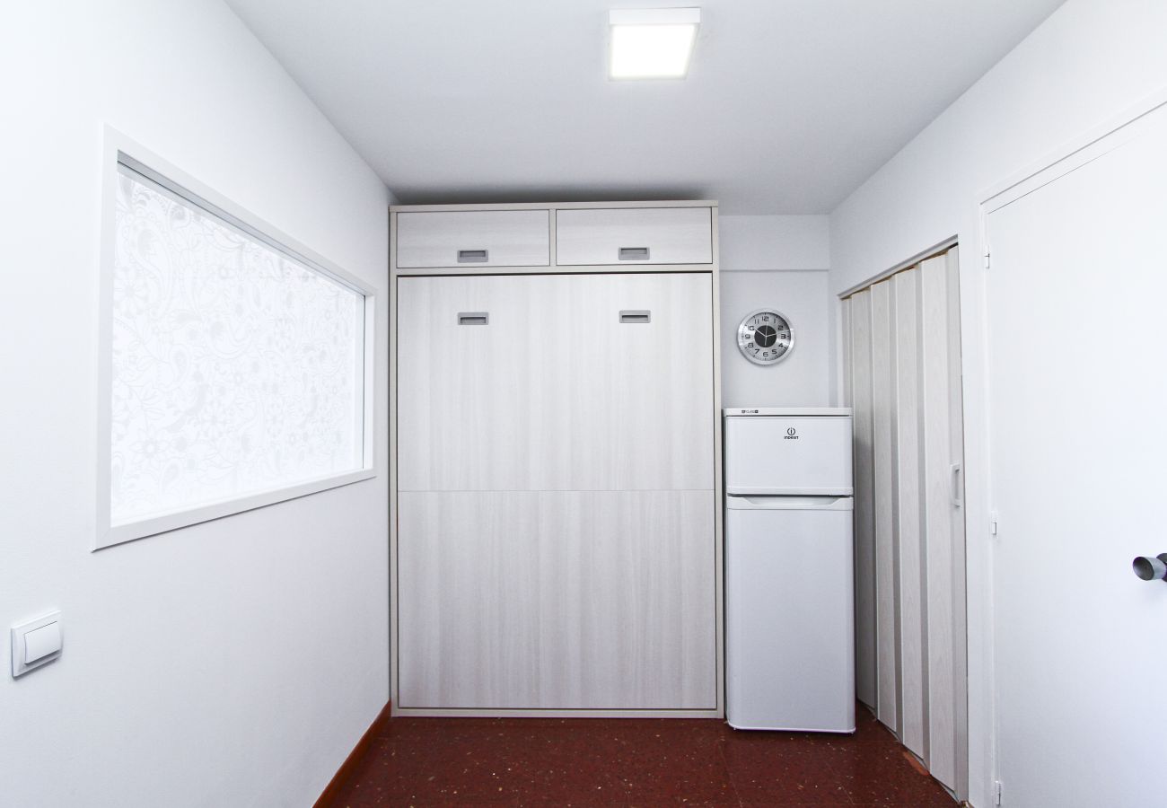 Alquiler decorado apartamento Salou para 4 personas. Cama TORRASSA