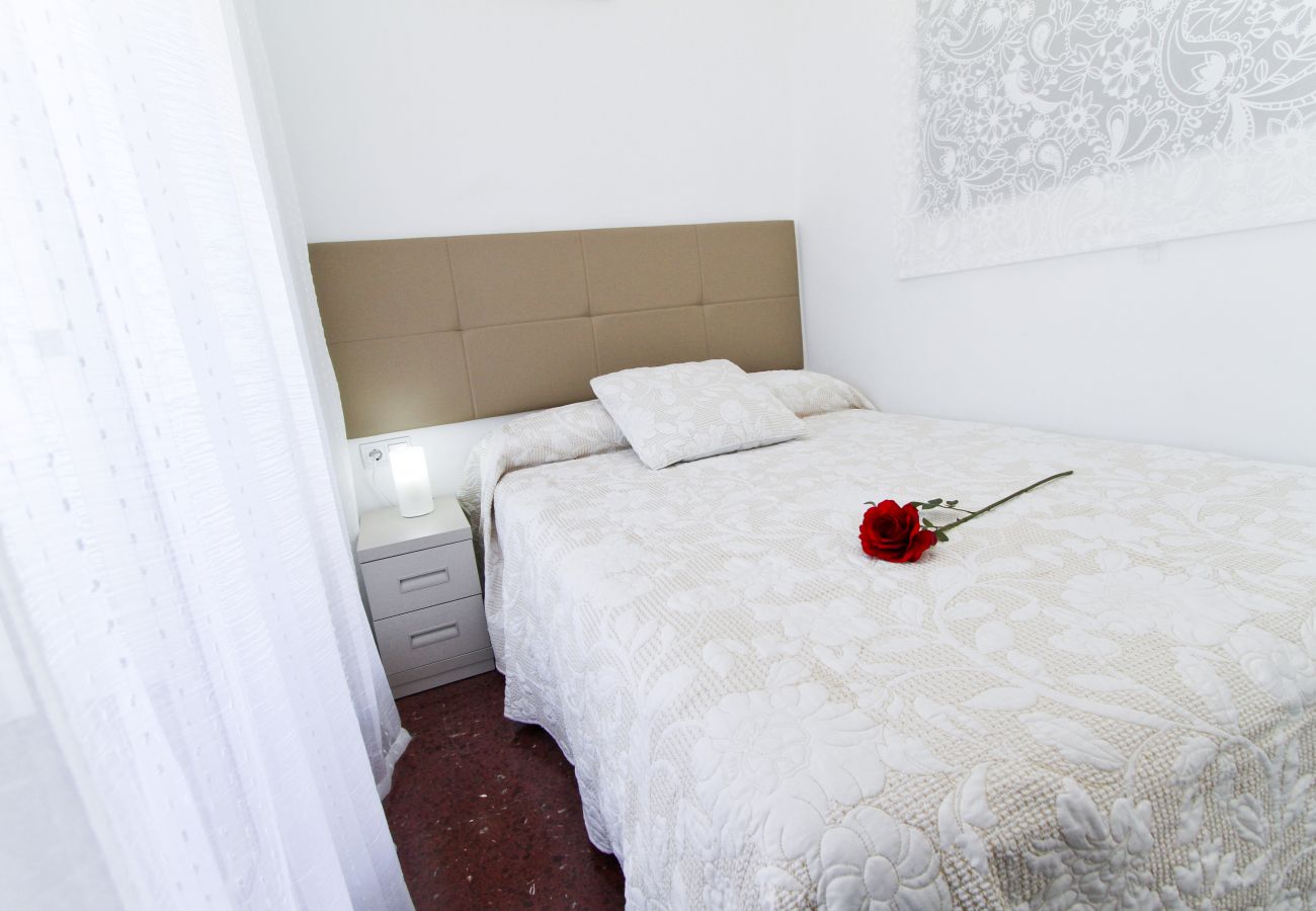 Alquiler decorado apartamento Salou 4 personas. Cama doble TORRASSA