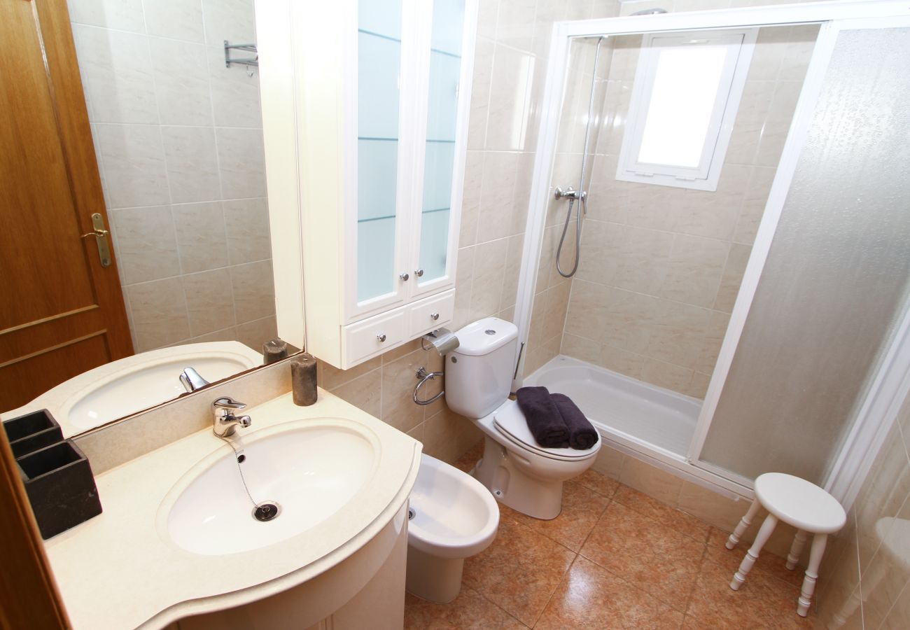 Alquiler apartamento en La Pineda con piscina. Lavabo RISCOS