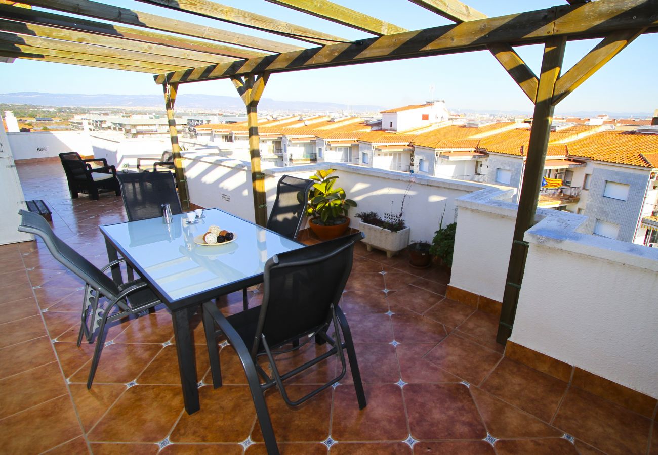 atico la pineda con terraza privada. Terraza Sol NEIA